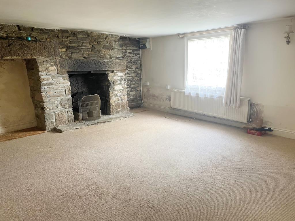 Lot: 47 - TOWN CENTRE COTTAGE FOR IMPROVEMENT - Photo of living room